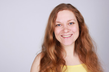 Naklejka premium happy redhead girl smiling