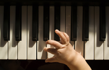 малыш пытается играть на синтезаторе © ithorhanna