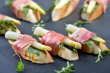 Canapes mit weißem Spargel und italienischem Prosciutto - Canapes with white asparagus and Italian...