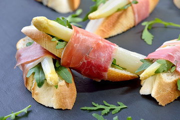 Canapes mit weißem Spargel und italienischem Prosciutto - Canapes with white asparagus and Italian...