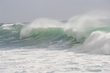 Fototapeta na wymiar tosendes Meer mit Wellen und Gischt (F, Bretagne, Finistère, bei Audierne)