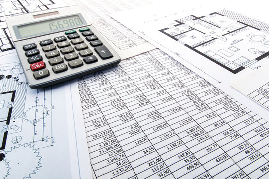 Taschenrechner auf Tabellen und Hausgrundrissen