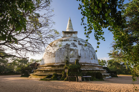 Kiri Vehera Dagoba in the Ancient City of Polonnaruwa, UNESCO World Heritage Site, Sri Lanka, Asia.