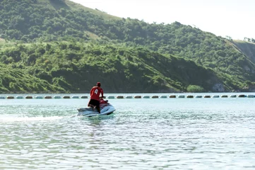 Afwasbaar Fotobehang Watersport Man op jetski die plezier heeft in Ocean