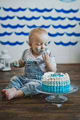 Boy eating cake with his hands 5583.