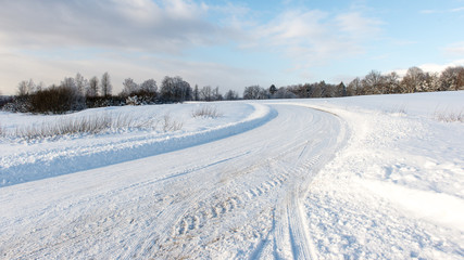Fototapeta na wymiar empty road in the countryside in winter