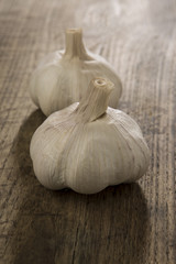 coppia di aglio su tavolo di legno