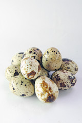 Obraz premium Quail eggs on white background