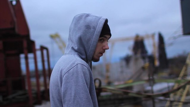 Tracer is prepared to engage in parkour in the industrial zone.