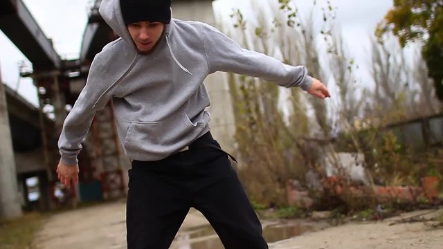 Tracer does parkour in the industrial area.