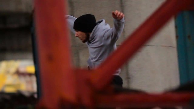 Tracer does parkour in the industrial area. Running along the destroyed structures.