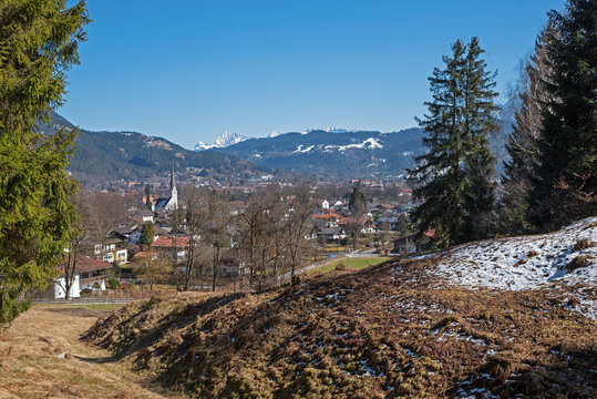 Idyllisch Landschaft im Fr&uuml;hjahr bei Garmisch-Partenkirchen