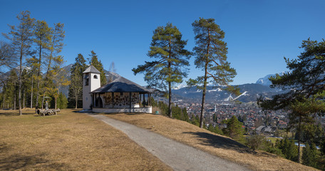 Idyllischer Aussichtsplatz oberhalb Garmisch, Kriegerdenkmal am