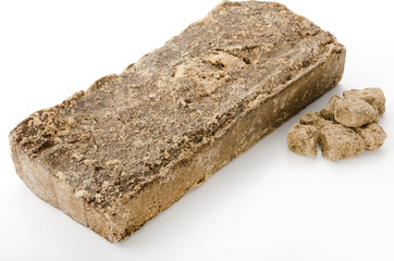 黒砂糖ブロックとカチワリ黒砂糖