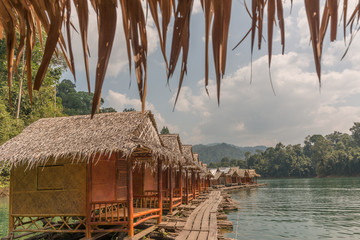 Fototapeta na wymiar Schwimmende Hütten im Nationalpark Khao Sok 