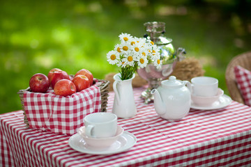 tea set with daisies