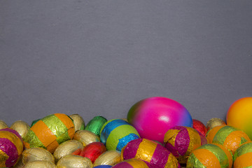 Ostereier mit Tafel als Hintergrund zu Ostern für Text