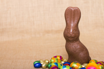 Osterhase aus Schokolade mit Osterei zu Ostern
