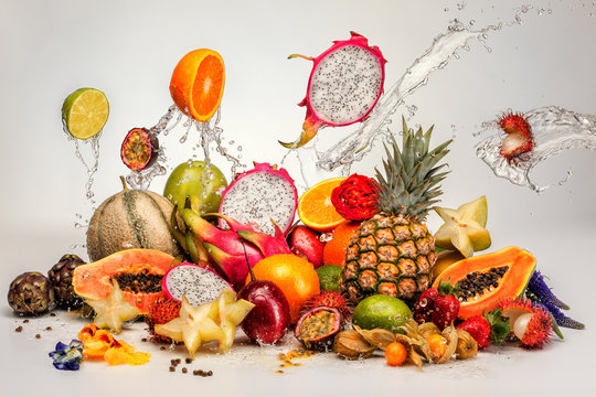 verschiedene Fr&uuml;chte mit Wassertropfen