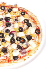 halbe Pizza, mit Oliven, Fetakäse, Zwiebeln in Draufsicht - isoliert