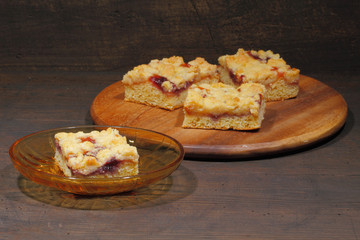 Crumble cake with a filling of jam
