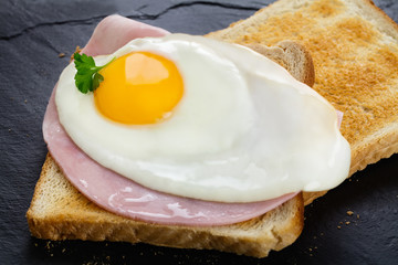 Spiegelei auf Kochschinken und Toast 