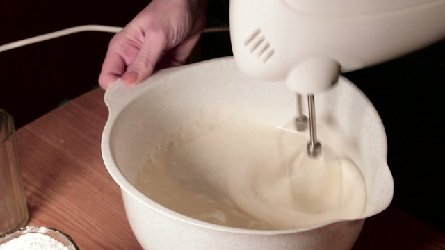 mixer knoks egg whites and pour sugar