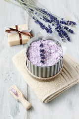 Obraz na płótnie Canvas Bowl of lavender sea salt