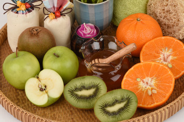 Face mask with orange, kiwi, apples and honey for whitening skin.