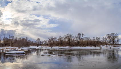 Зимний пейзаж, река, небо, солнце светит сквозь облака