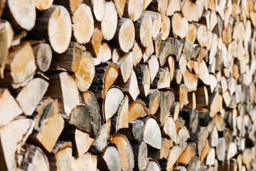 Brennholz gestapelt