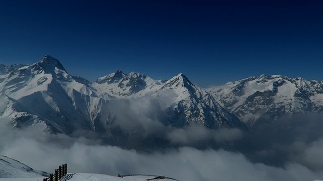 Chaine montagne passage nuage 