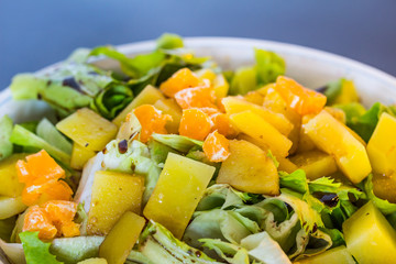 Fruchtiger, gemischter Salat mit Kartoffeln und Mandarine