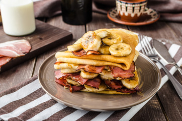 Pancakes with bacon, banana and maple sirup © Stepanek Photography