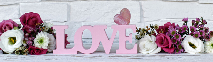 Schriftzug Love mit Blumen