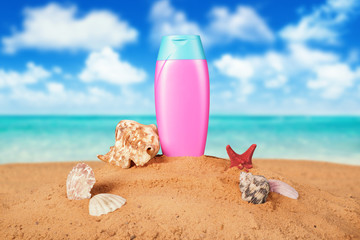 Fototapeta na wymiar Sunscreen cream bottle on the beach