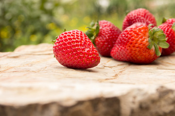 Спелая клубника на каменном фоне