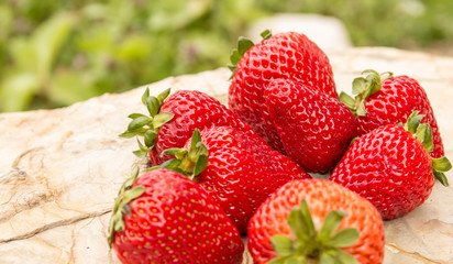 Спелая клубника на каменном фоне