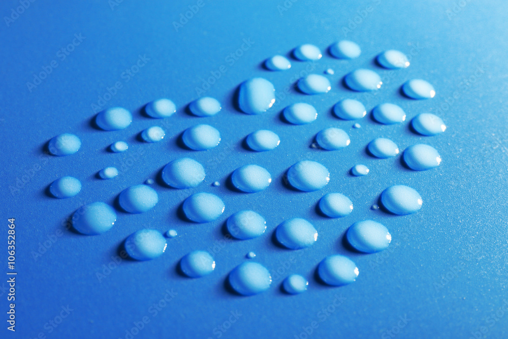 Poster Heart made of water drops on blue background