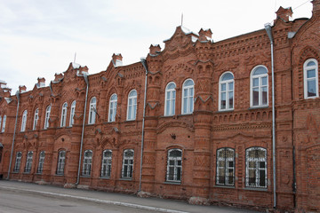 Fototapeta premium кирпичное старое здание в городе Бийске, памятник архитектуры
