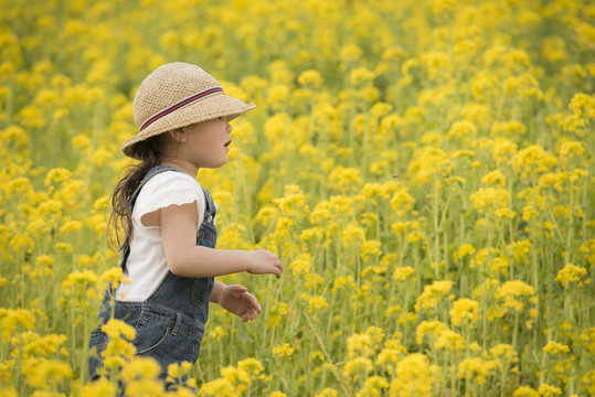 花畑と麦藁帽子の子供
