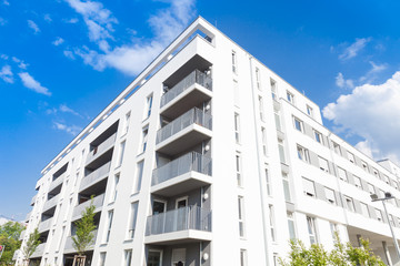 Obraz premium Mehrfamilienhaus, Wohnungen, Wohnhaus