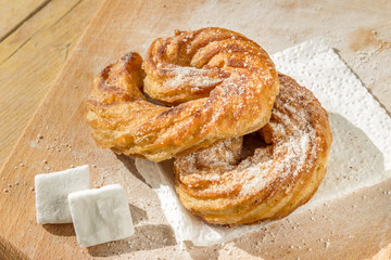 Чуррос традиционный испанский десерт с сахарной пудрой и корицей