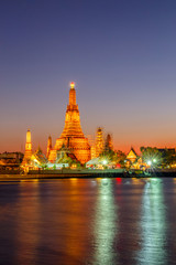 Fototapeta premium Wat Arun Buddhist religious places in twilight time, Bangkok, Thailand