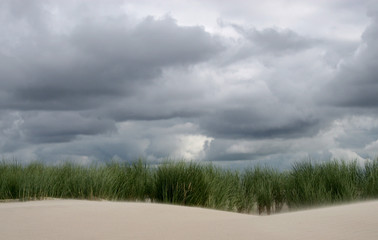 Dunkle Wolken über Düne