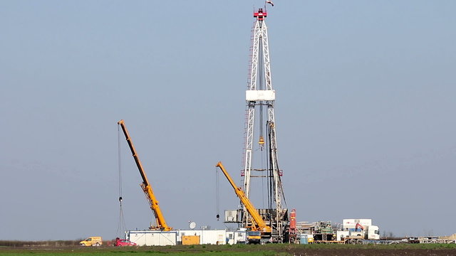 oil drilling rig with cranes