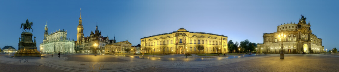 Fototapeta na wymiar Theaterplatz Dresden beleuchtet 360 Grad