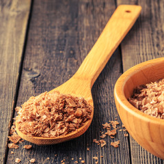 Crystal flakes of smoked natural sea salt.