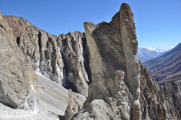Fototapeta na wymiar Непал, треккинг в Гималаях. Скальные образования на высоте 4000 метров над уровнем моря.