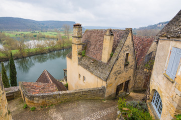casas con vistas al rio dordoña © jon_chica